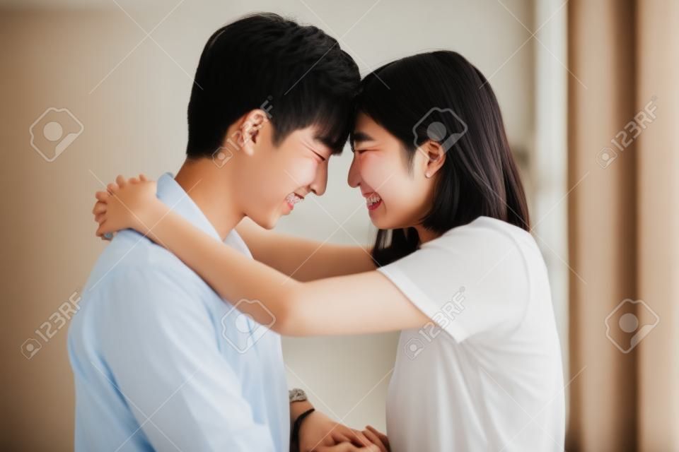 imagem de jovem casal asiático emocionalmente feliz