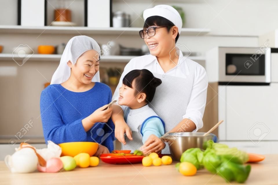 immagine di una famiglia asiatica che cucina a casa