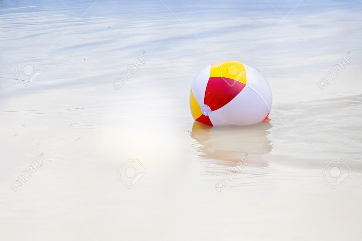 sfondo con un pallone da spiaggia in acqua