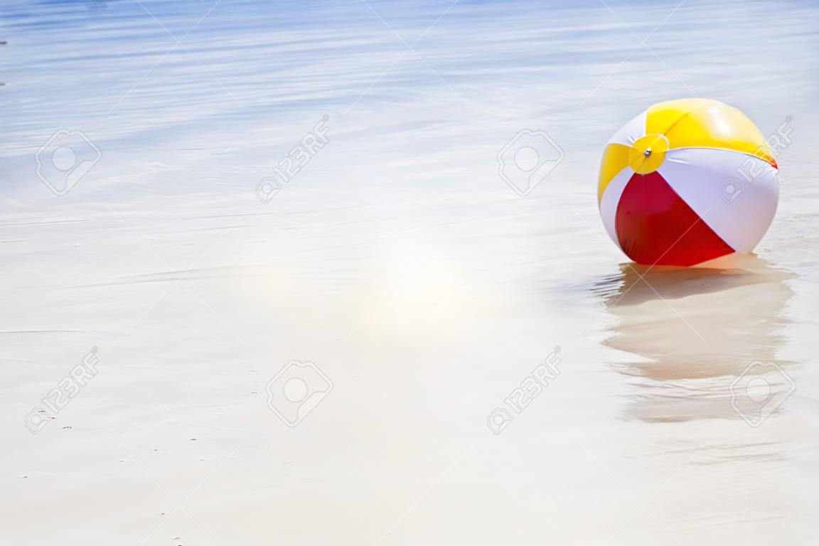 水にビーチボールと背景