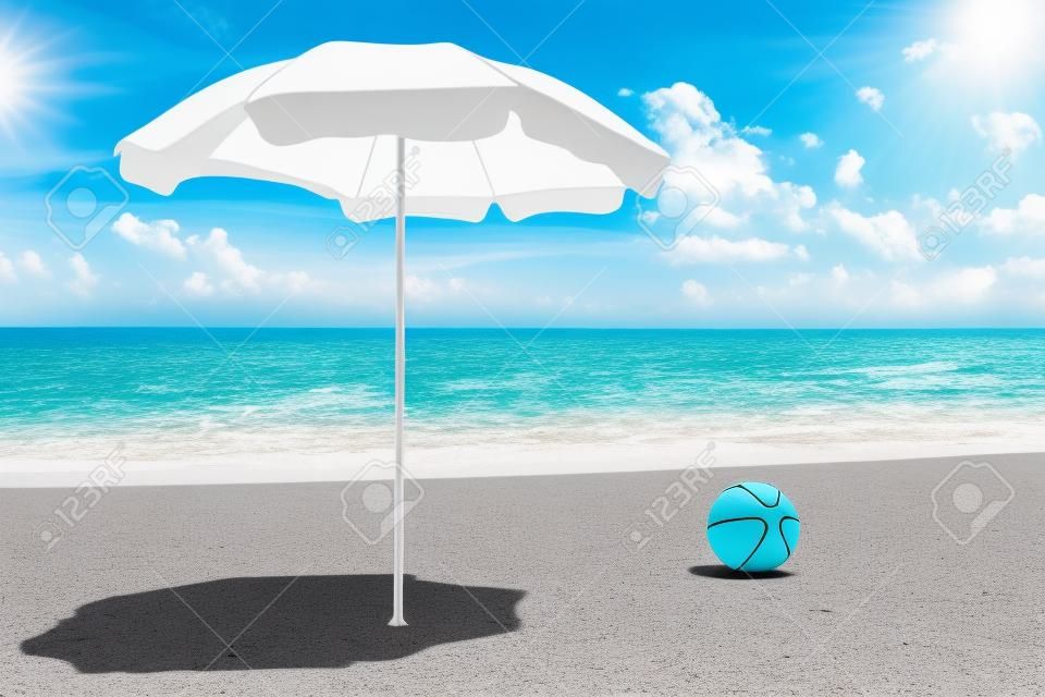 lonesome weißen Sonnenschirm und einem Ball am Strand mit einem blauen Himmel und einem türkisblauen Meer