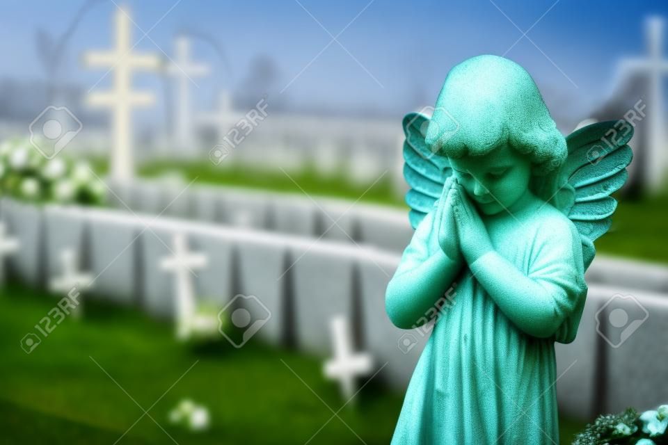 Engel op de begraafplaats, met kruisen op de achtergrond