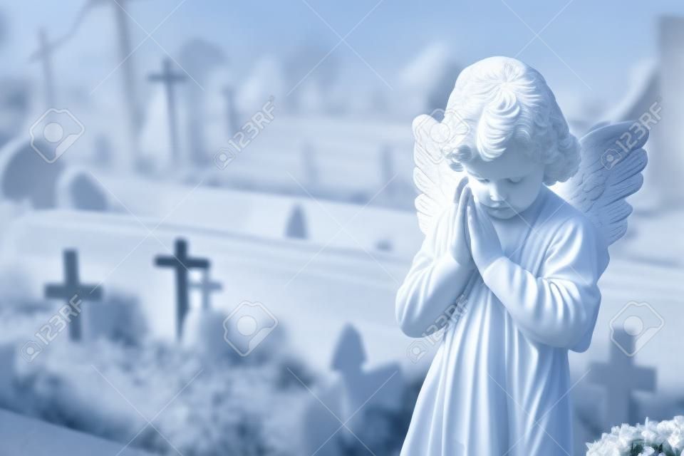 Ангел на кладбище, с крестами в фоновом режиме