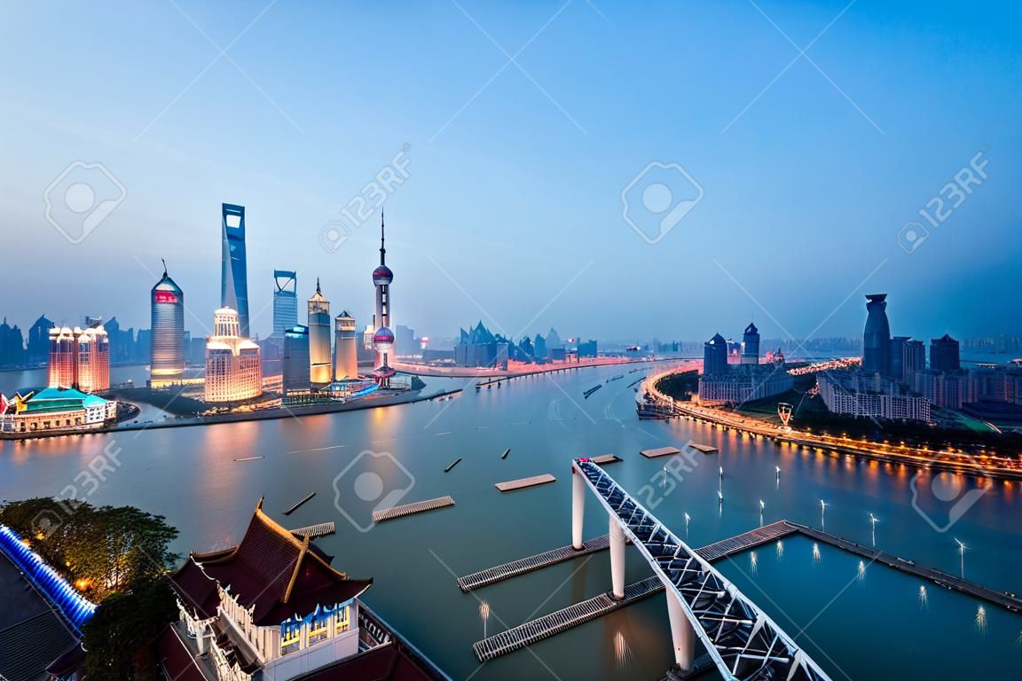 Vista notturna a Shanghai in Cina, sul fiume Huangpu e Bund.