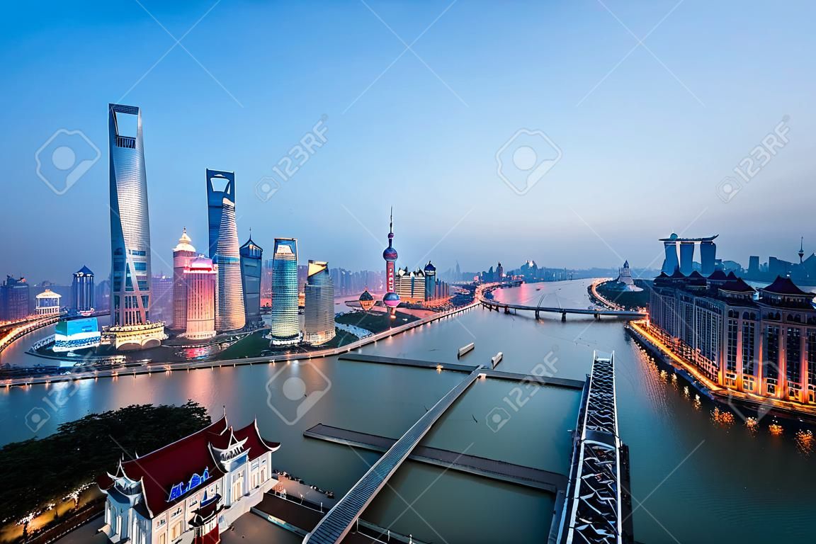Vista notturna a Shanghai in Cina, sul fiume Huangpu e Bund.