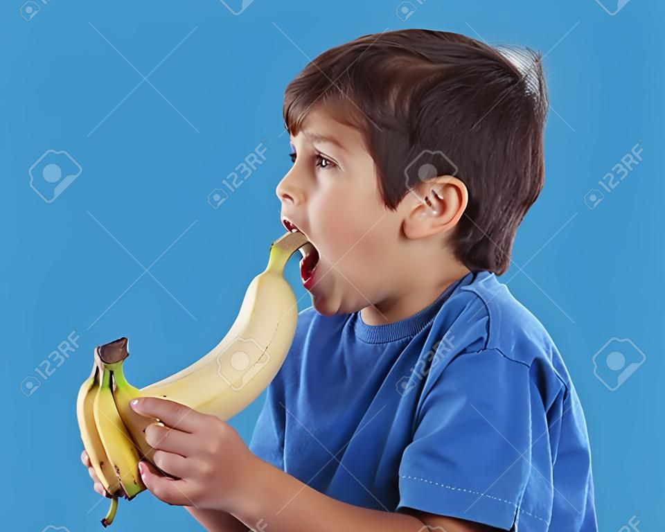 Menino se prepara para morder banana - no fundo branco