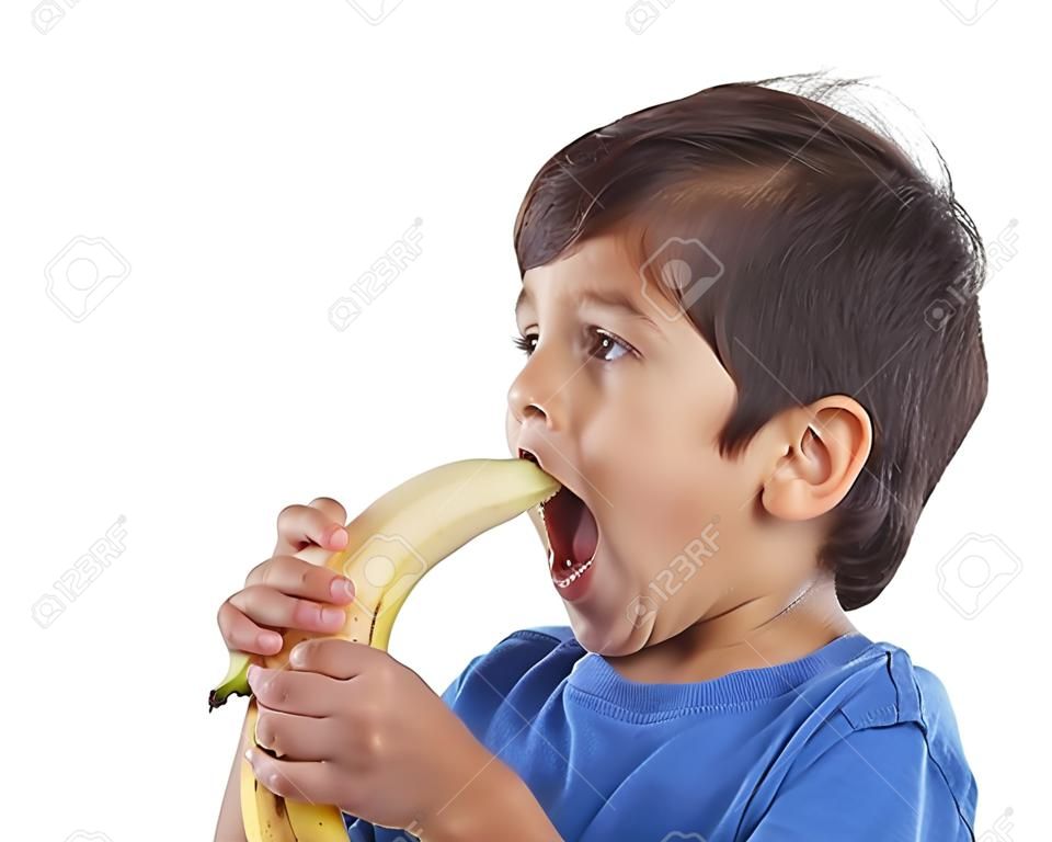 Menino se prepara para morder banana - no fundo branco