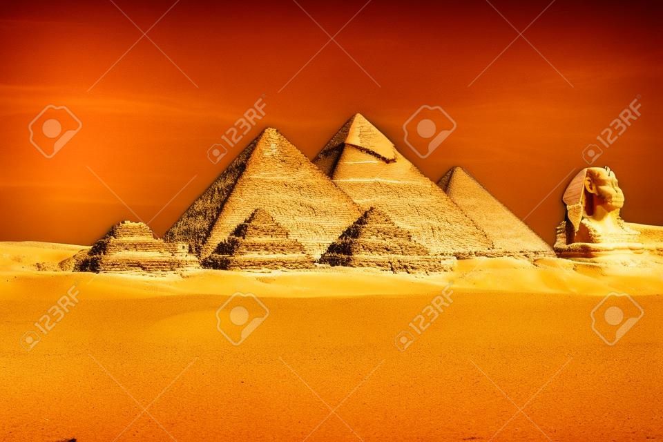 Complexo da Grande Pirâmide no deserto de Gizé, Egito.