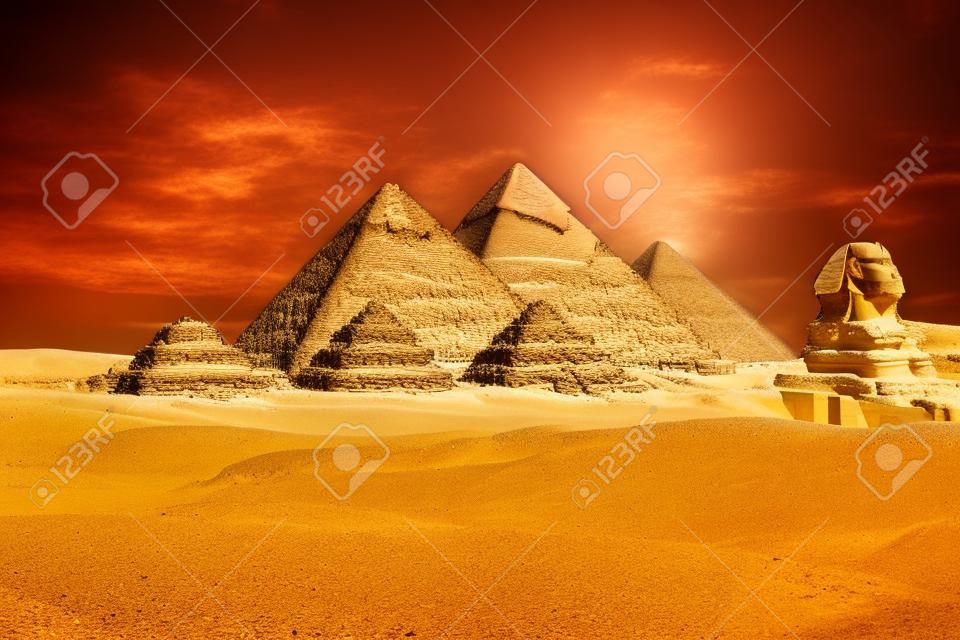 Le grand complexe pyramidal du désert de gizeh, en egypte.