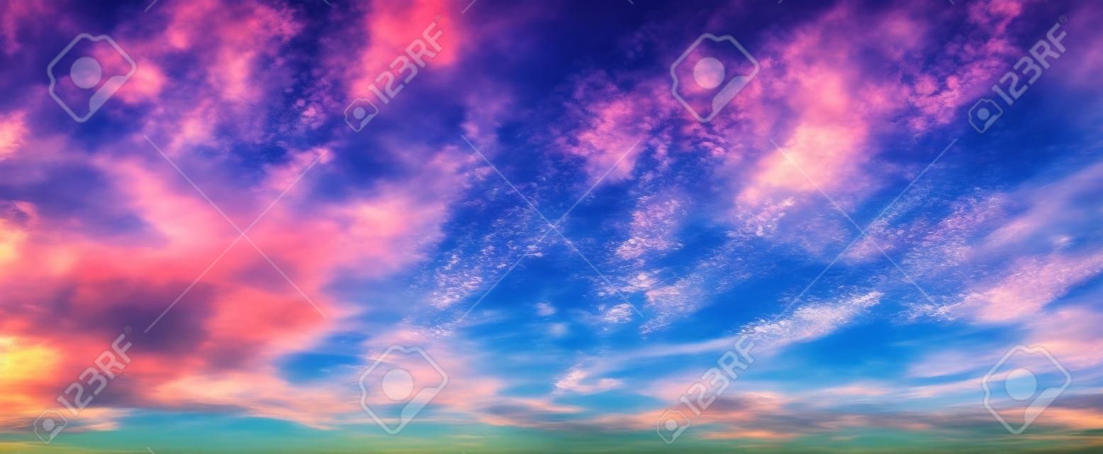 Bunter Hintergrund des bewölkten Himmels. Natürliche Landschaft