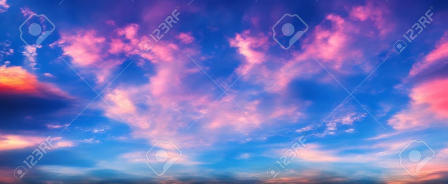 Bunter Hintergrund des bewölkten Himmels. Natürliche Landschaft