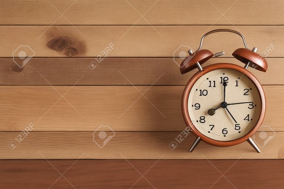 木製の床の目覚まし時計