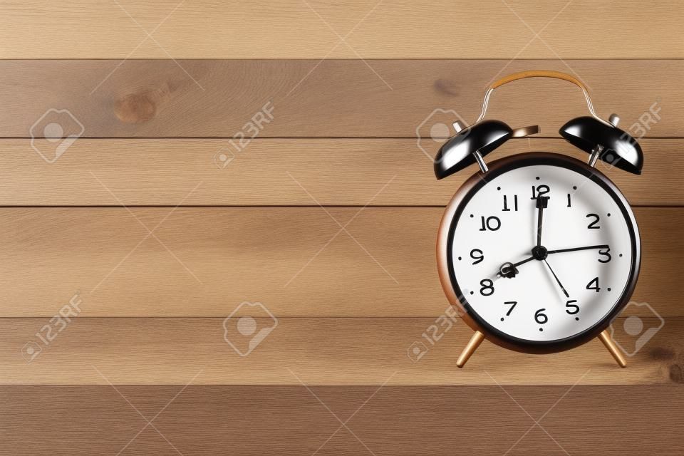 木製の床の目覚まし時計