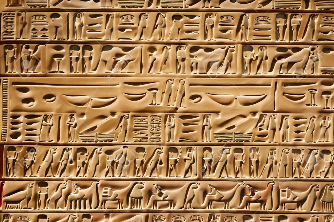 Hiéroglyphes égyptiens sur le mur de pierre