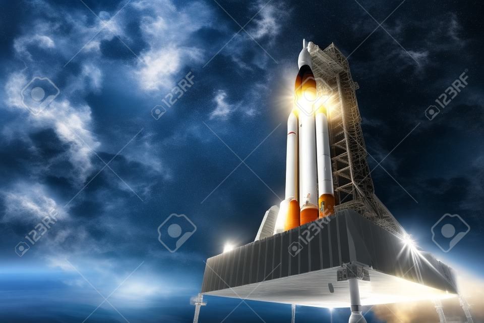 하늘 배경 위에 발사대에 우주 발사 시스템