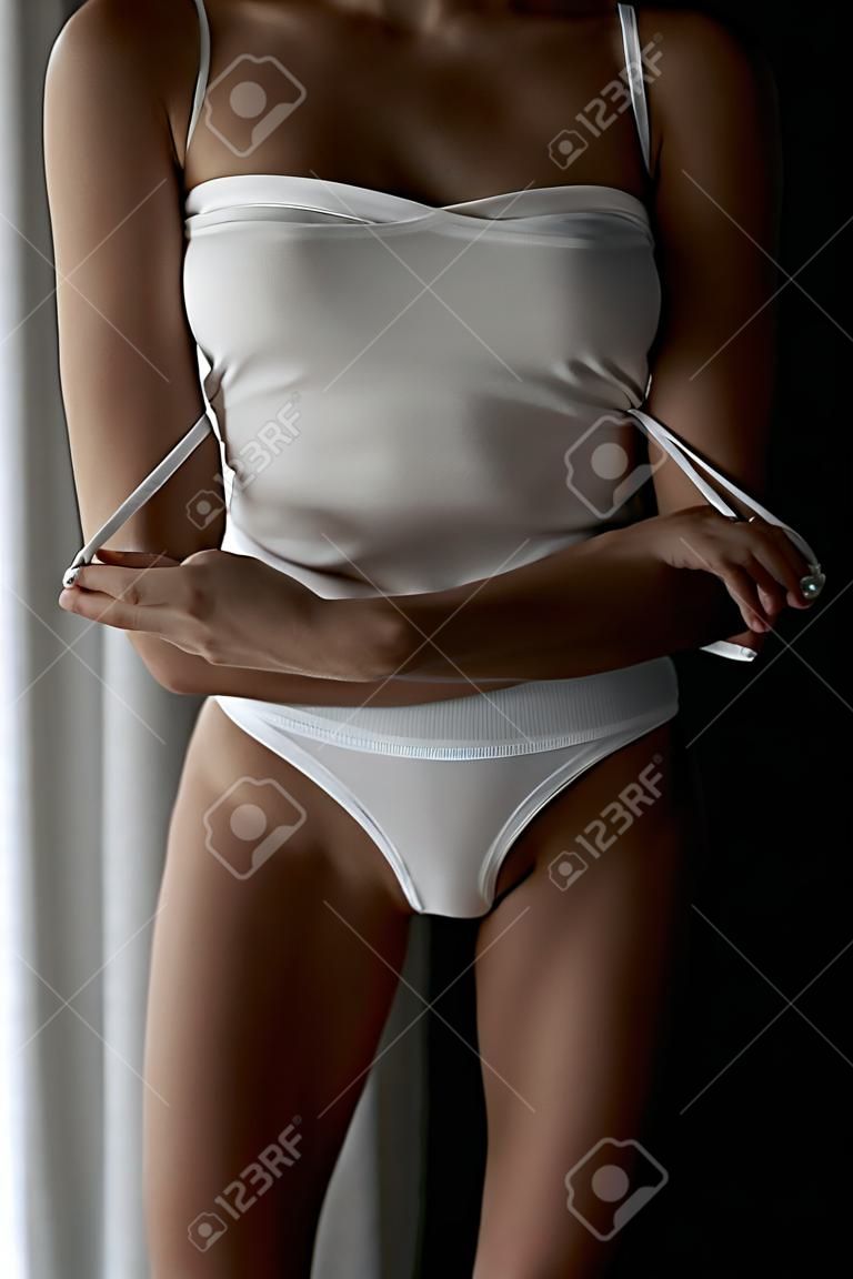 Femme de remise en forme avec un beau corps. Fille en sous-vêtements blancs