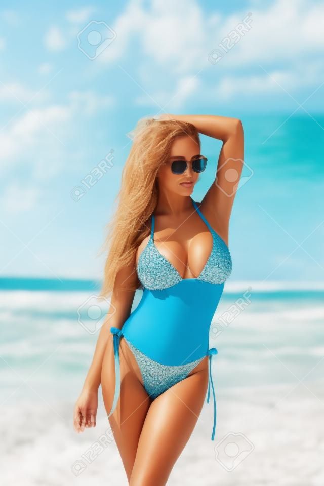 Mulher bonita no maiô na praia