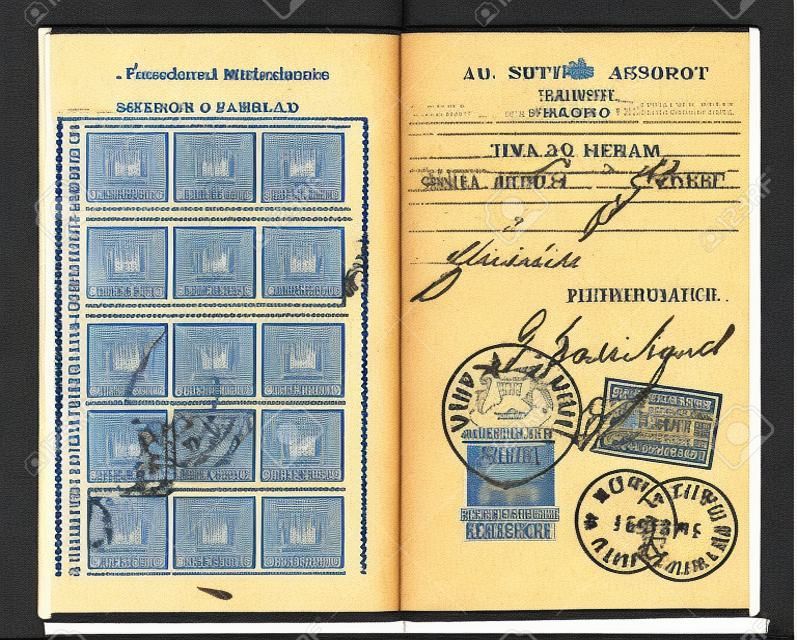 Un passeport américain des années 1920 ouvert à deux pages faisant face à des timbres de douanes de 1928 Italie.