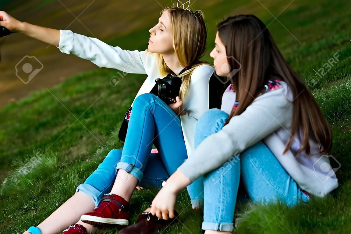 Deux adolescentes. L'été dans la nature. Ils s'assoient sur l'herbe après l'école. Lors d'un changement faire Salfi. Il prend des photos de lui-même dans un réseau social.