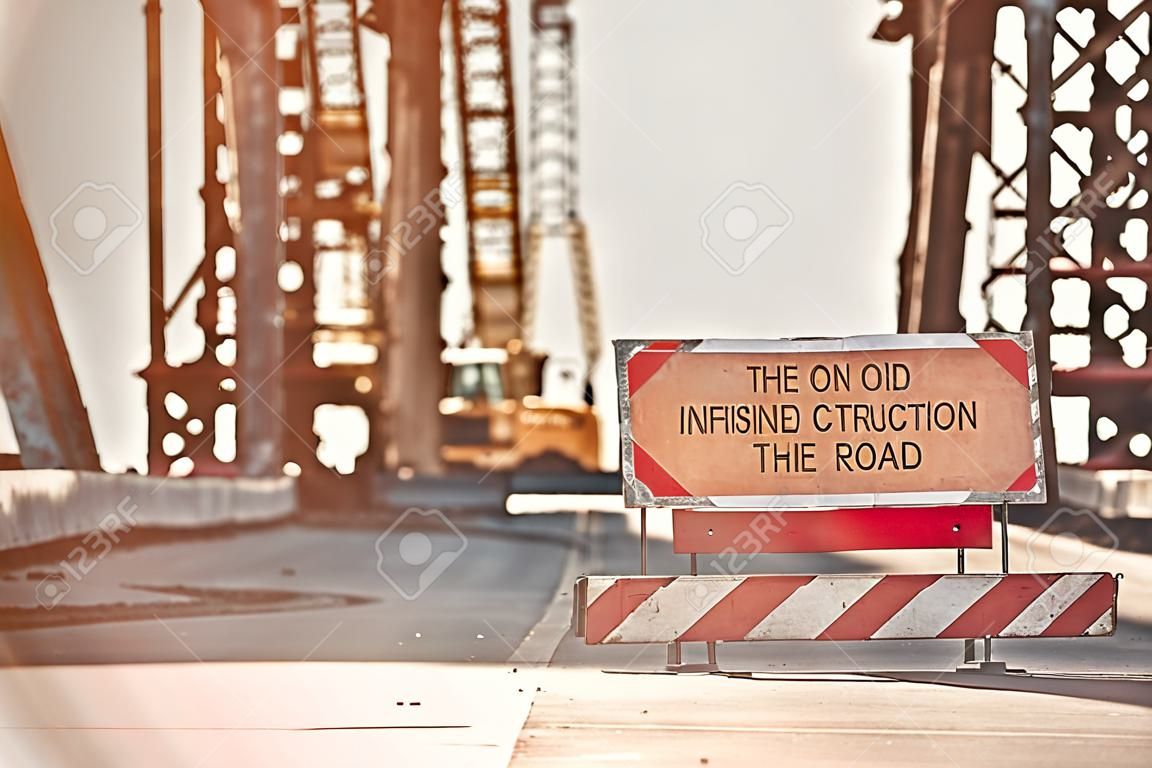 Ver en la construcción sin terminar en la calle. Advertencia sobre el final del camino.