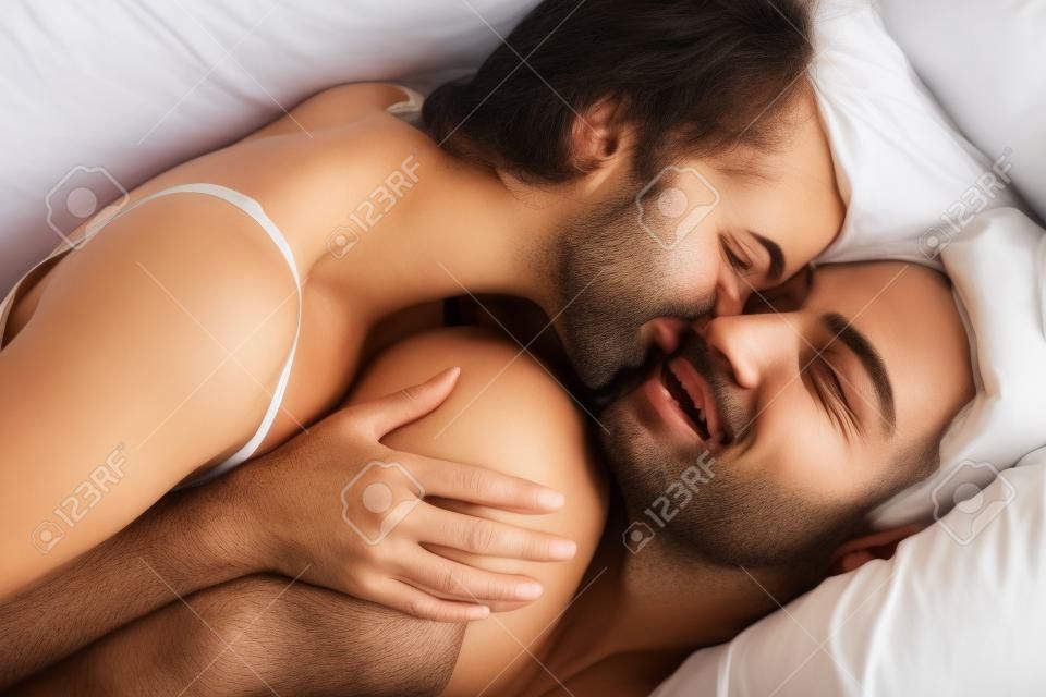 couple heureux est couché dans le lit ensemble . l & # 39 ; entreprise ensemble des uns des autres