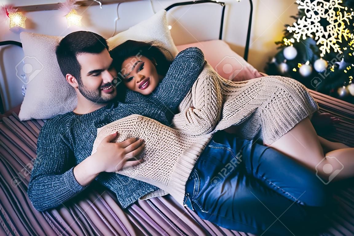 Couple romantique passionné, passer du temps avant le nouvel an près de bel arbre de Noël à la maison