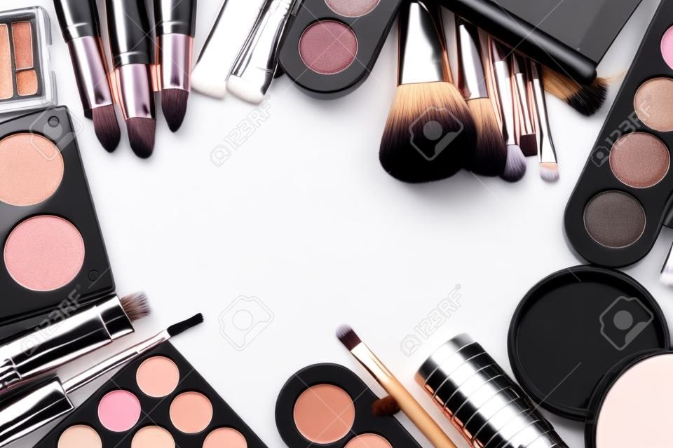 Make-up borstel en cosmetica op een witte achtergrond