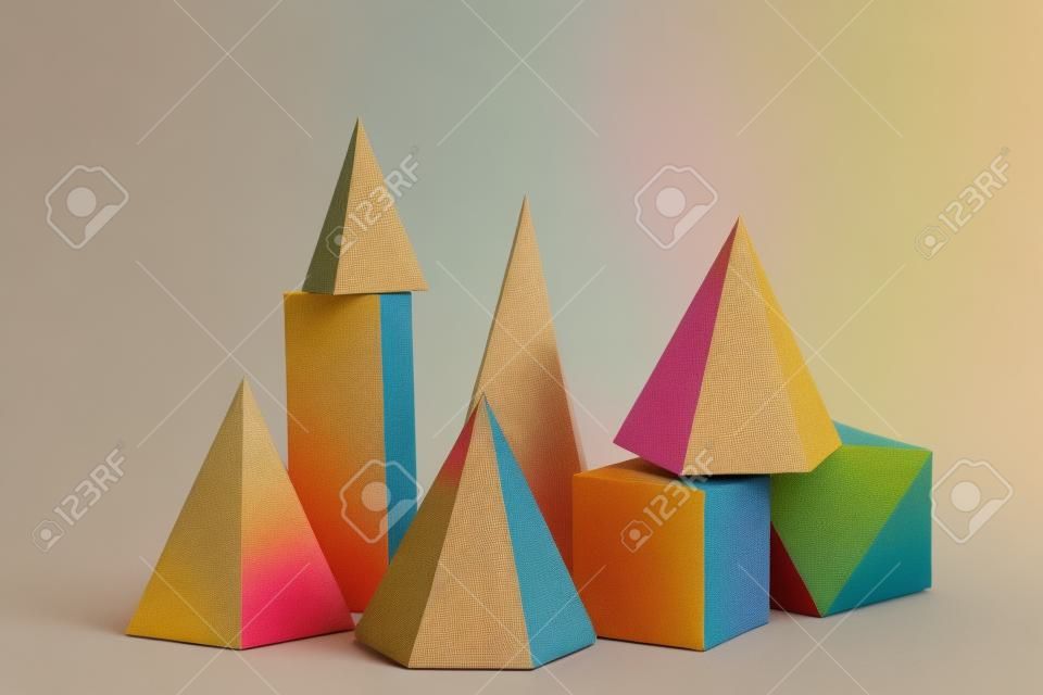 Kleurrijke papieren geometrische figuren op beige achtergrond