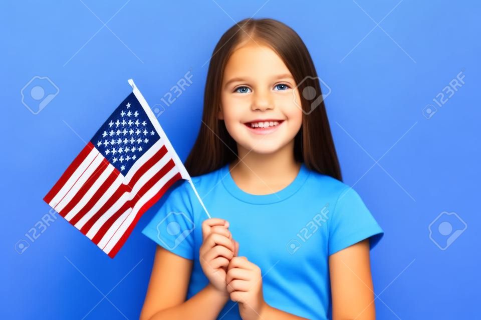 파란색 배경에 미국 국기를 들고 어린 소녀