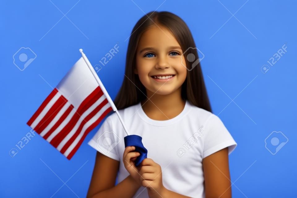 파란색 배경에 미국 국기를 들고 어린 소녀