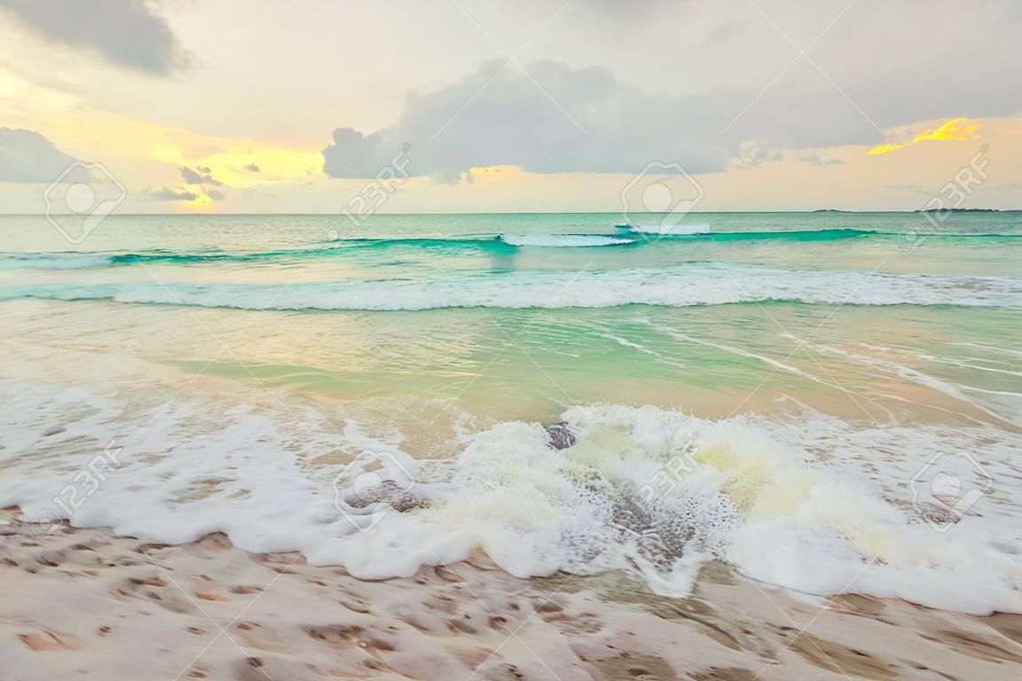 Plage paradisiaque avec sable doré, Coucher de soleil sur la plage de Surin, Phuket, Thaïlande