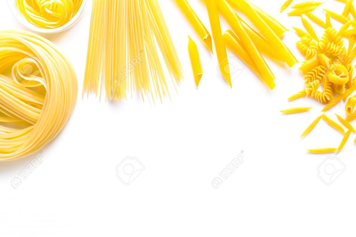 Makarna seti. Çiğ spagetti, düdük, penne, beyaz arka plan üstten görünüm üzerinde fettuccine.