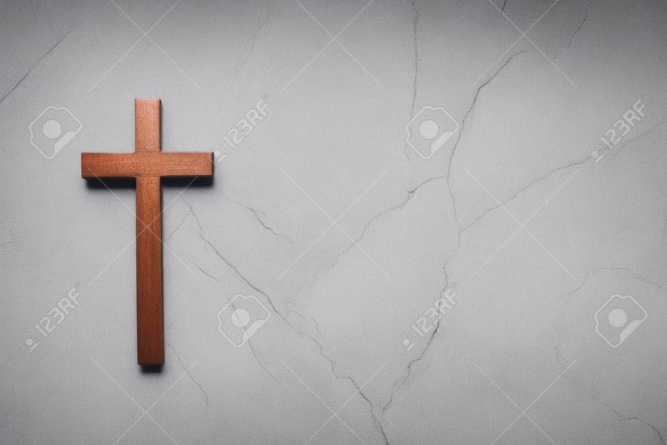 Begrafenisconcept. Houten kruis op witte steen achtergrond bovenaanzicht kopieerruimte