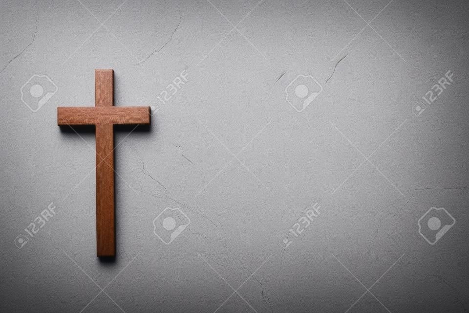 葬儀のコンセプト。白い石の背景上のビューのコピースペースに木製の十字架