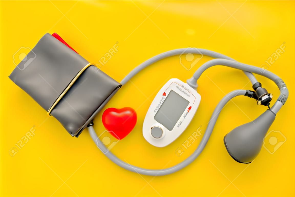 Biurko lekarza w szpitalnym biurku kardiologa z pulsymetrem do diagnostyki na żółtym tle makieta widok z góry