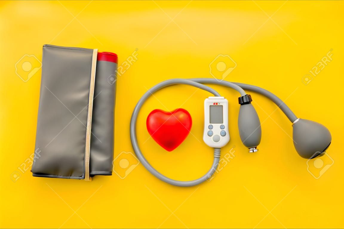 Biurko lekarza w szpitalnym biurku kardiologa z pulsymetrem do diagnostyki na żółtym tle makieta widok z góry