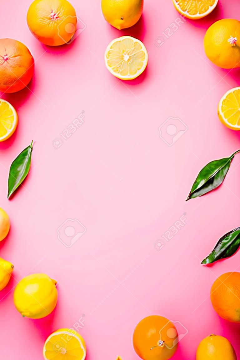 Agrumes - citrons, pamplemousses - sur maquette de fond rose, espace de copie de haut en bas du cadre