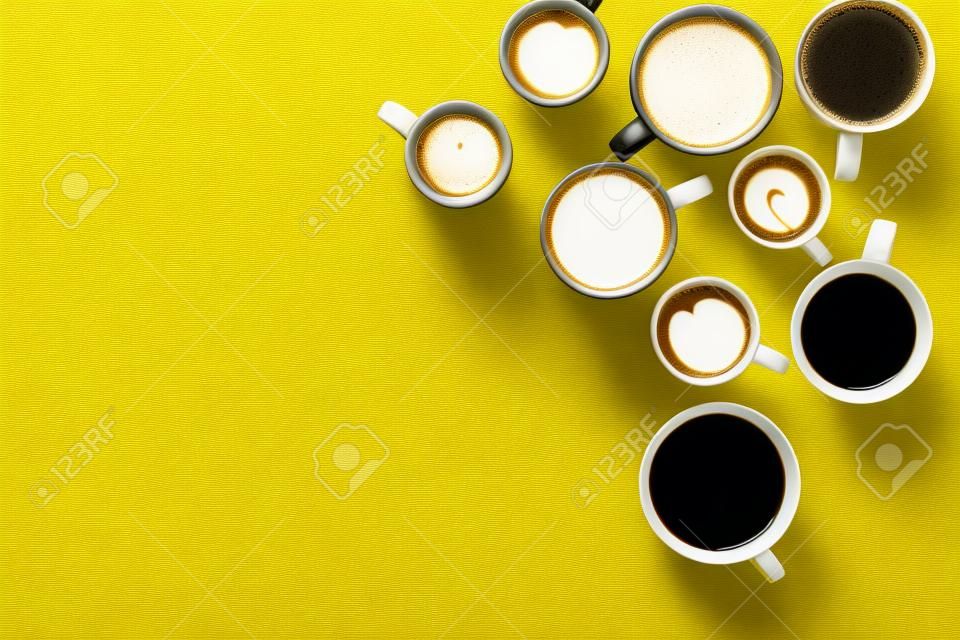 Un sacco di caffè sullo spazio giallo della copia di vista superiore del tavolo