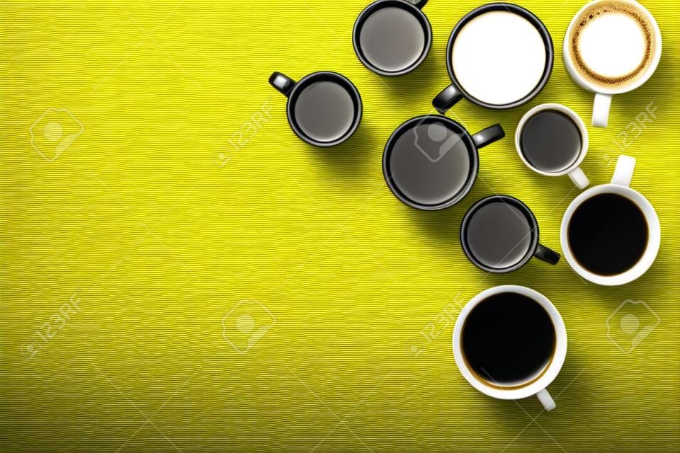 Beaucoup de café sur l'espace de copie vue de dessus de table jaune