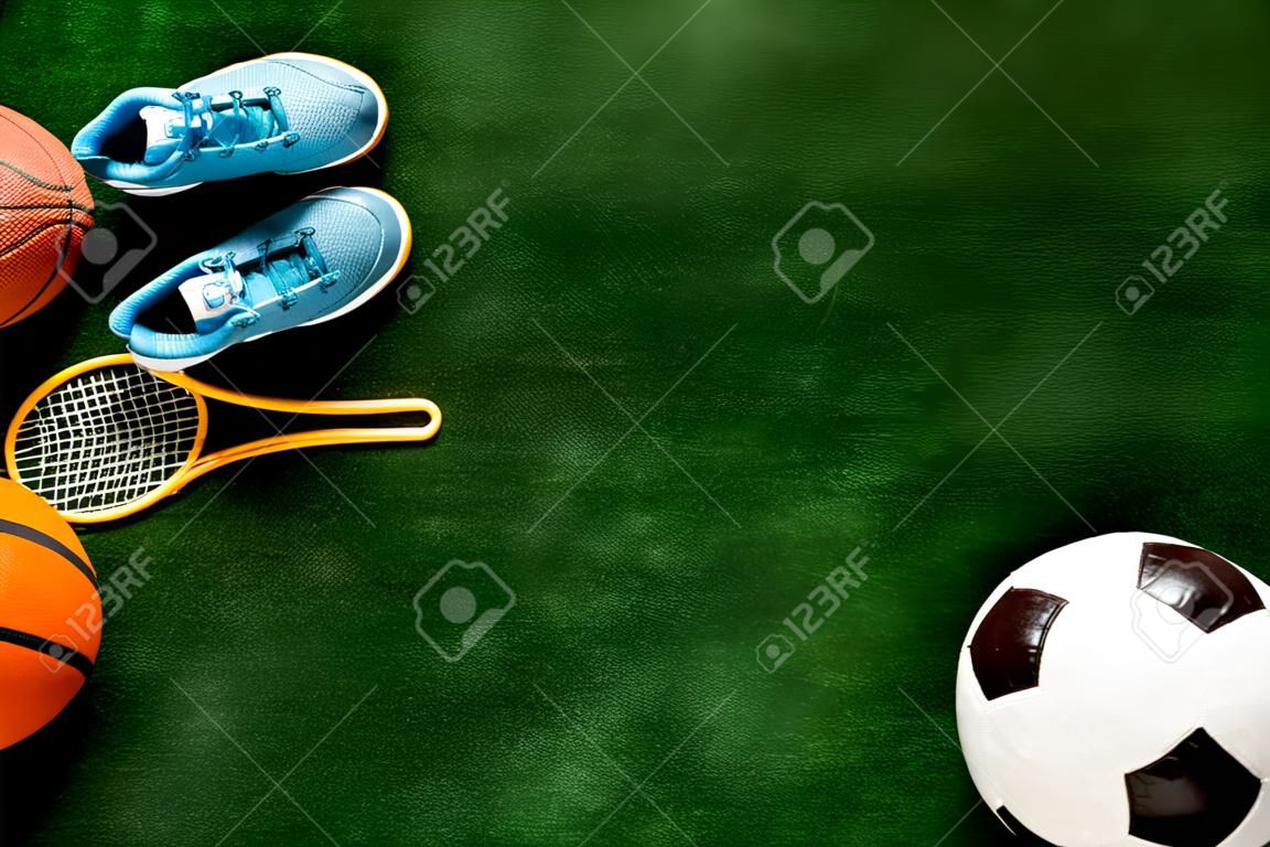 Marco de balones deportivos - fútbol, baloncesto en el campo de fútbol. copia espacio