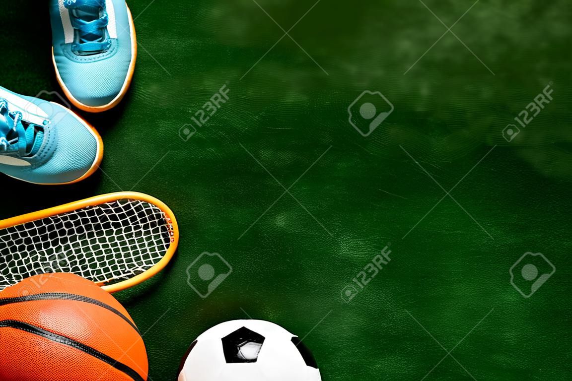 Marco de balones deportivos - fútbol, baloncesto en el campo de fútbol. copia espacio