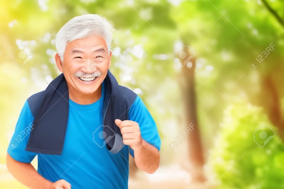 快乐快乐的老人在自然公园户外活动，中年到老年