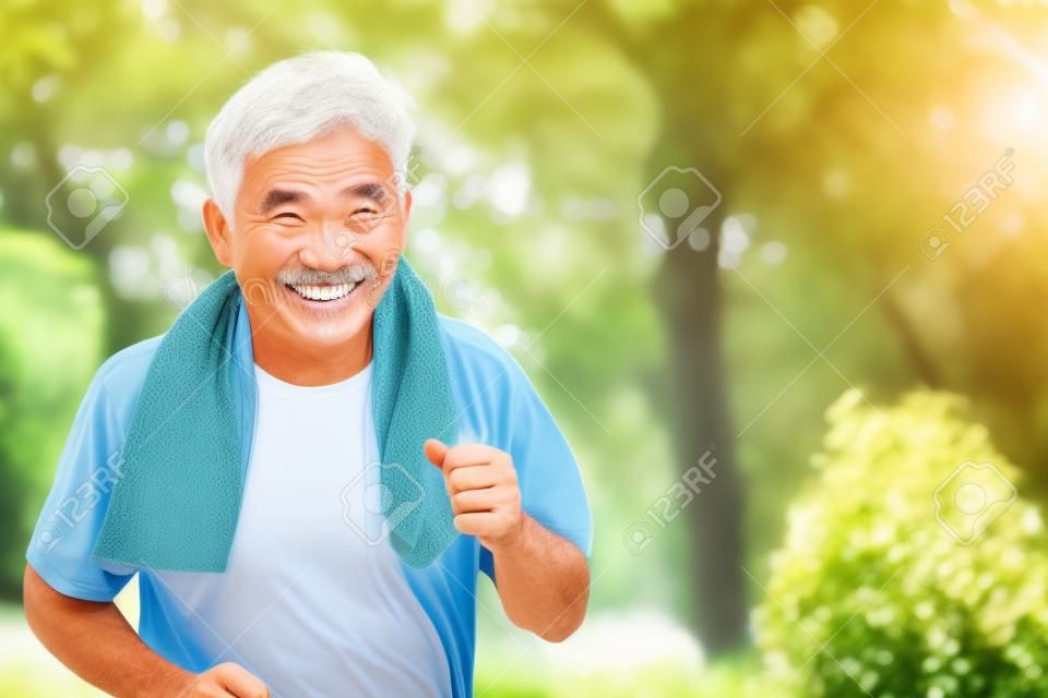 快乐快乐的老人在自然公园户外活动，中年到老年