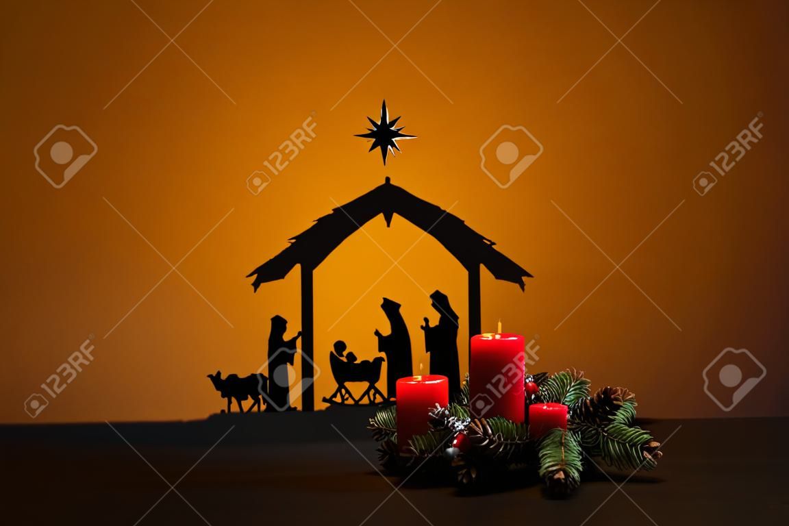 Geboorte Jezus silhouet van de wieg in Bethlehem en kaarsen