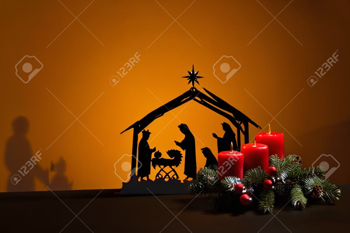 Geboorte Jezus silhouet van de wieg in Bethlehem en kaarsen