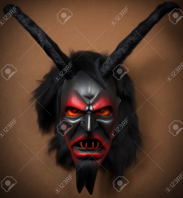 máscara de madeira satanás mal com chifres e barba de pele em preto