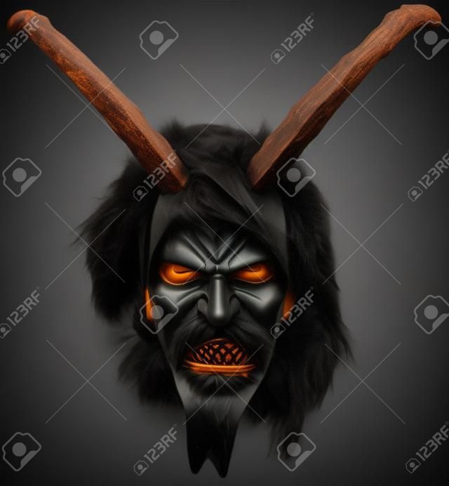 máscara de madeira satanás mal com chifres e barba de pele em preto