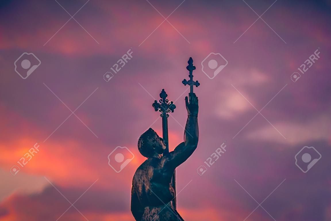 Catcher of a Cross statua nella città di Ohrid durante il tramonto drammatico, Macedonia settentrionale