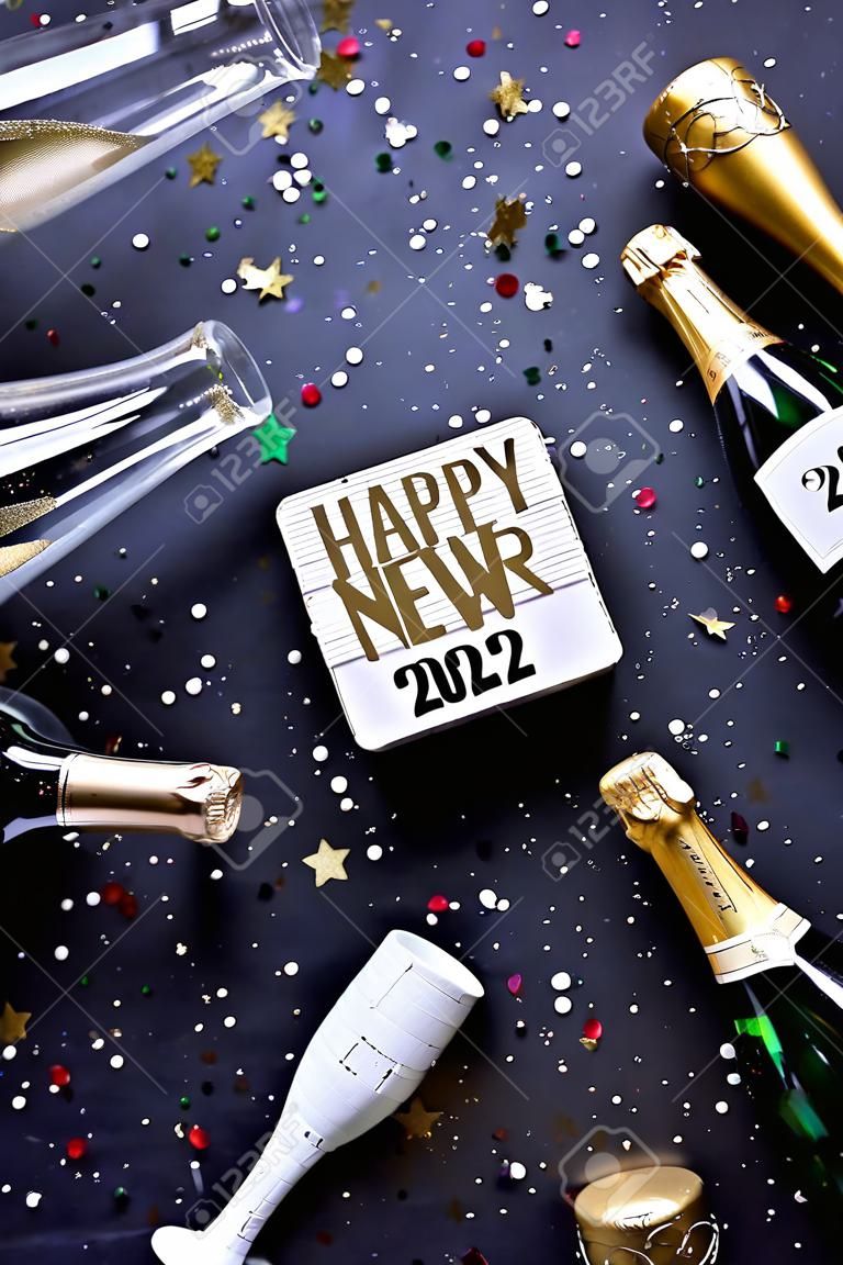 Cartolina d'auguri di felice anno nuovo, 2022 con champagne, coriandoli