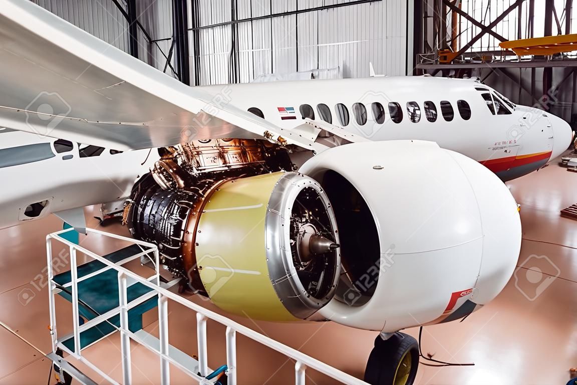 Vista del ala y el motor de la reparación de la aeronave en el hangar.